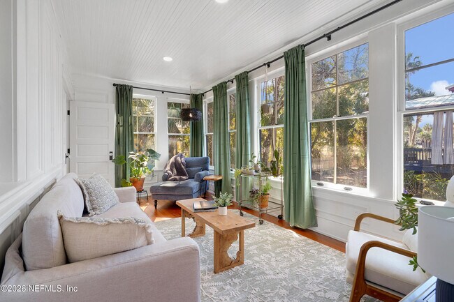 Building Photo - 290 St George St