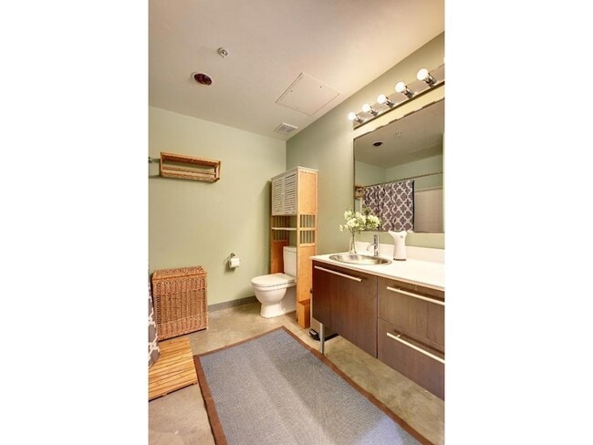 Building Photo - 700 N Washington Ave