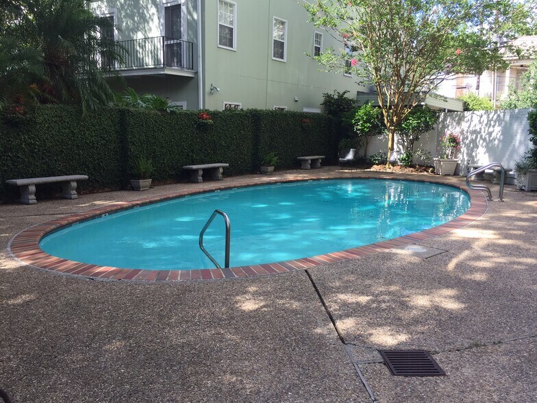 Pool with grilling area - 2511 Saint Charles Ave