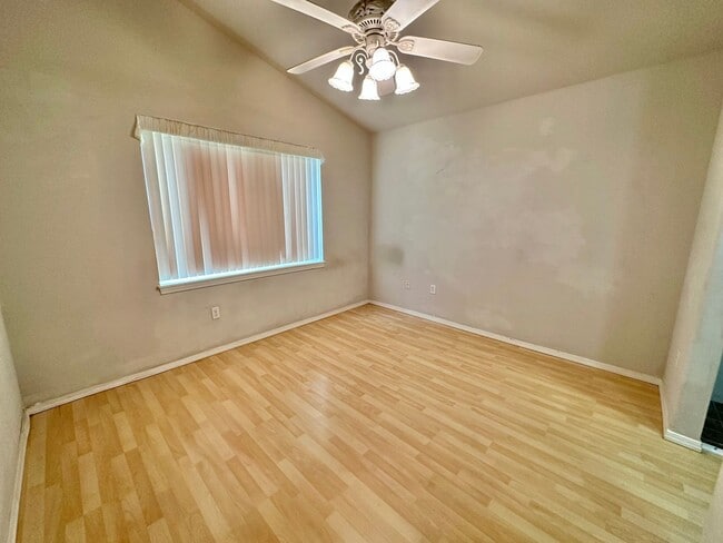 Building Photo - 3 Bedroom / 2 Bathroom Townhome in Kehalan...