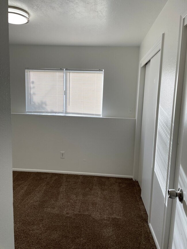 Building Photo - 3-Bedroom 1.5 Bath Twin-Home