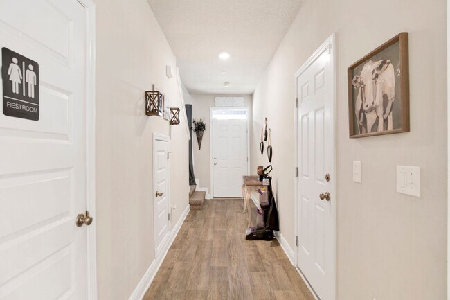 Building Photo - 3 Bedroom Townhouse in Bellview