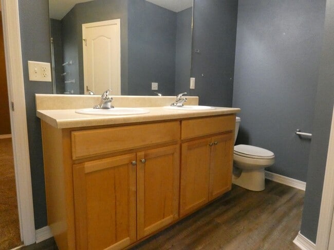 Building Photo - Beautiful Custom Home - Large Lot