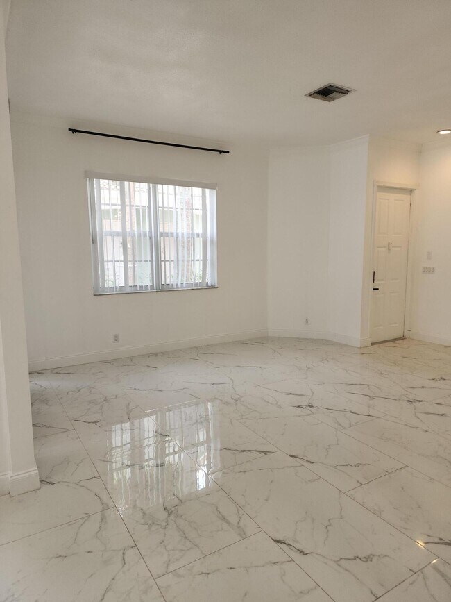 Building Photo - 5524 Boynton Gardens Dr