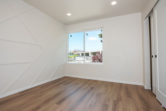 Building Photo - New Modern Ballard Townhouse | 3BR/2BA | Private Patio & Backyard