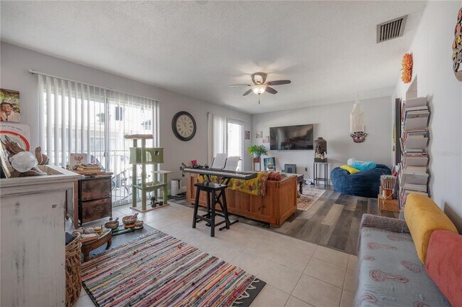 Building Photo - 8812 Bay Pointe Dr