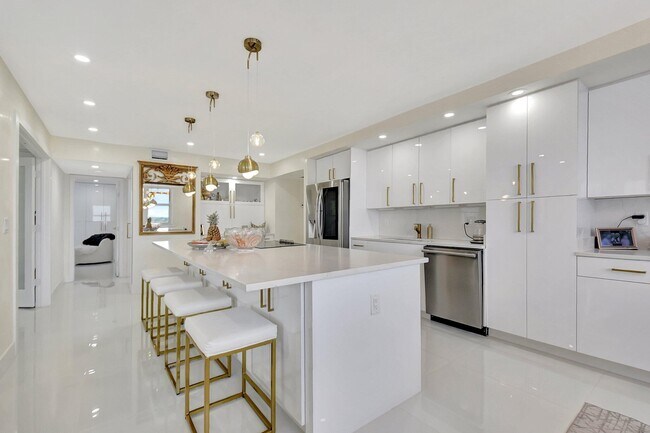 Building Photo - 5440 N Ocean Dr