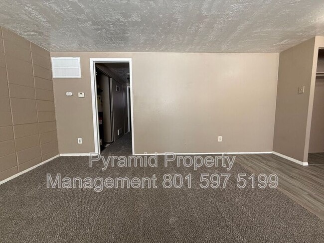 Building Photo - 805 S Cheyenne St