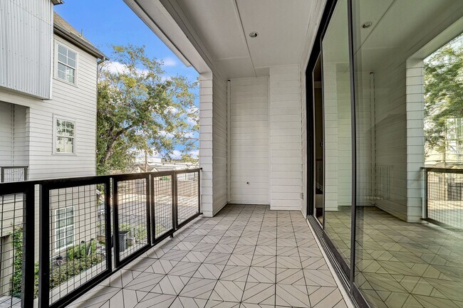 Building Photo - Stunning Modern Townhome in Central Location!