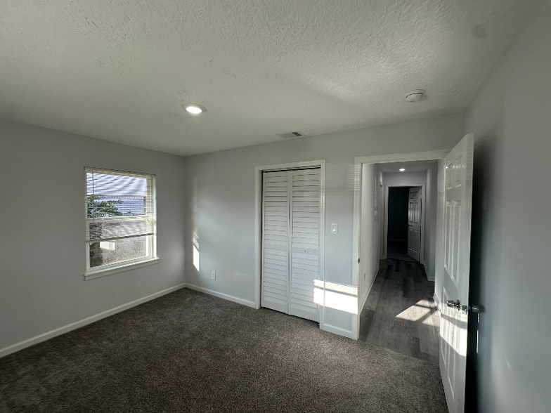 Building Photo - 215 Birch St