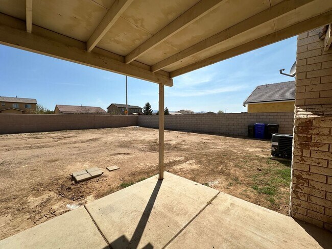 Building Photo - 3 BEDROOM ADELANTO HOME