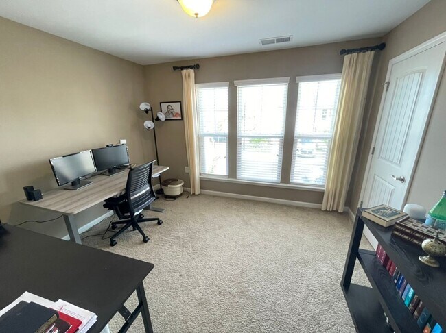 Building Photo - Like new 3 Bedroom townhouse with 2 car ga...