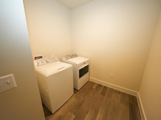 Building Photo - 10613 Harwood Overlook Cove