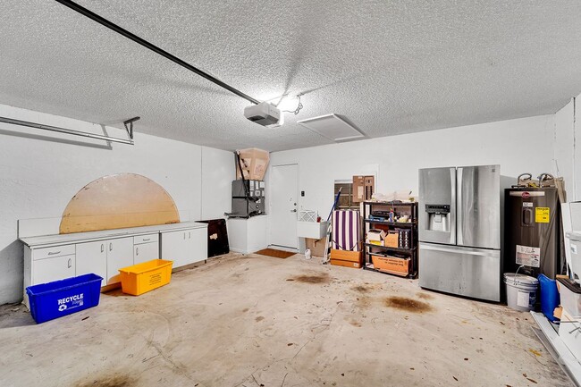 Building Photo - 945 Sunflower Ave