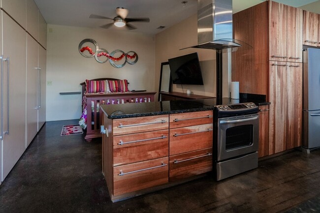 Building Photo - Fully Furnished 2-Level Condo for Traveling Nurses | 1,549 Sq Ft | Private Parking | Shared Living