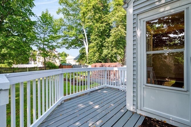 Building Photo - 37 Thorndike St