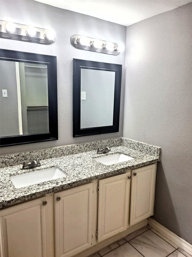 Building Photo - 2917 Bassingham Dr