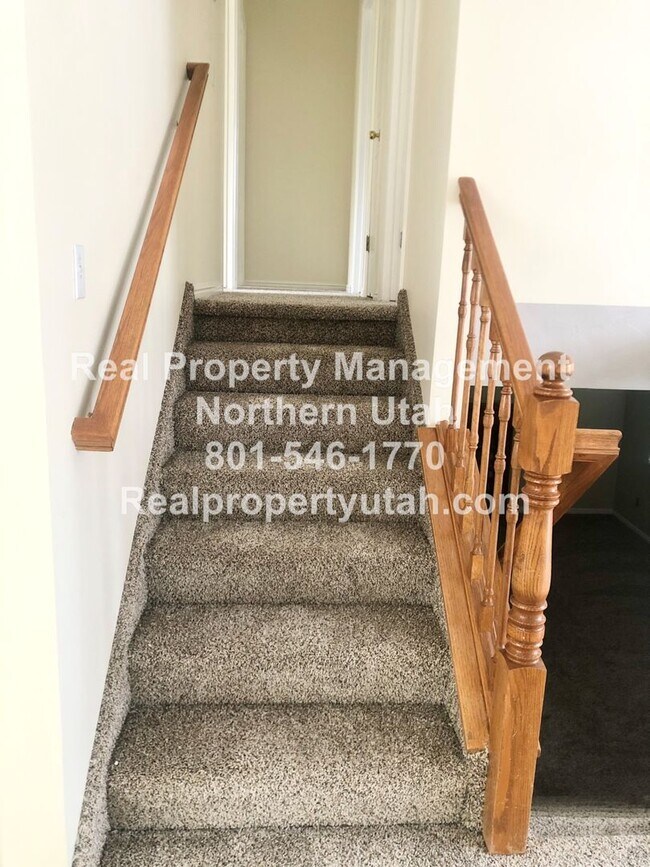 Building Photo - 4 Bedroom 2.5 Bathroom House In Layton Available!