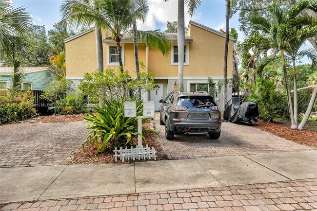 Building Photo - 307 SW 11th Ct