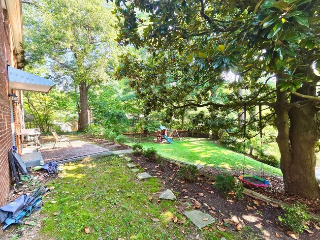 Building Photo - Lovely 4 BR/2 BA Single-Family Home in Sil...