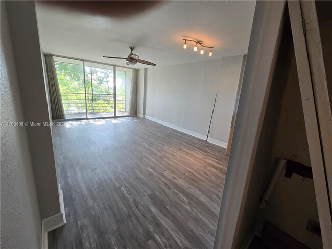 Building Photo - 119 Royal Pk Dr