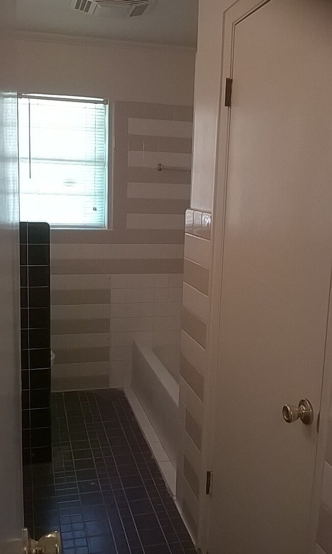 Building Photo - 3914 Lillian St