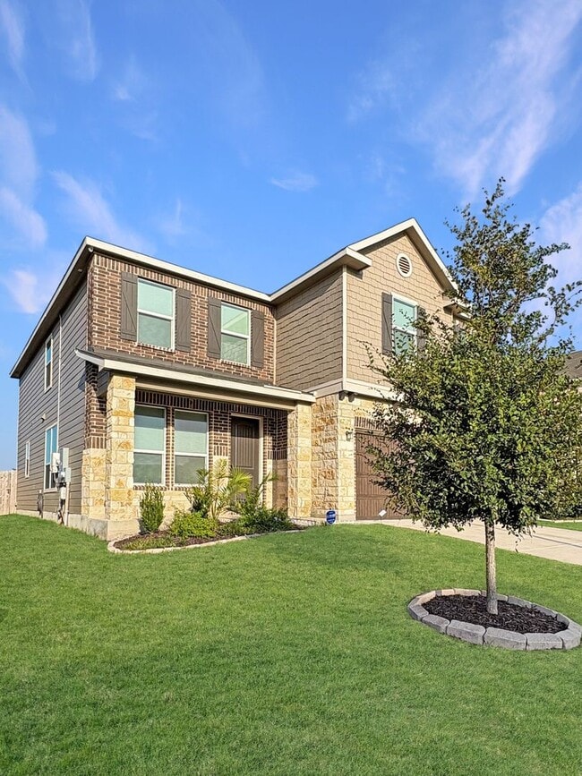 Building Photo - Contemporary Living in Seguin – Over 2,400 Sq Ft of Comfort