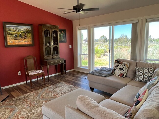 Building Photo - Furnished home between Tumalo & Sisters
