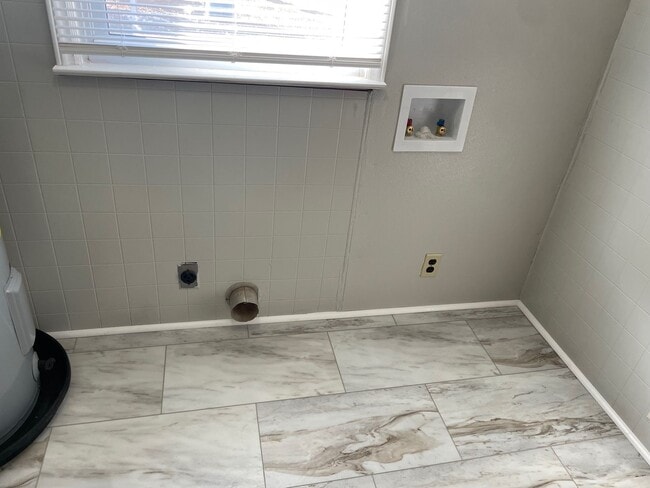 Building Photo - NICE CLEAN COUNTRY HOME, 3 BDRM 1.5 BA $1,400 RENT AND DEPOSIT