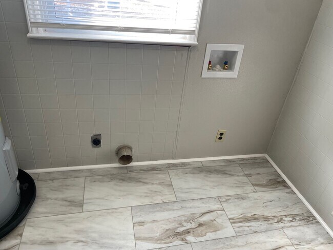 Building Photo - NICE CLEAN COUNTRY HOME, 3 BDRM 1.5 BA