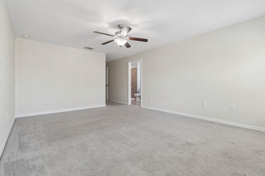 Building Photo - 10687 Lake Montauk Dr