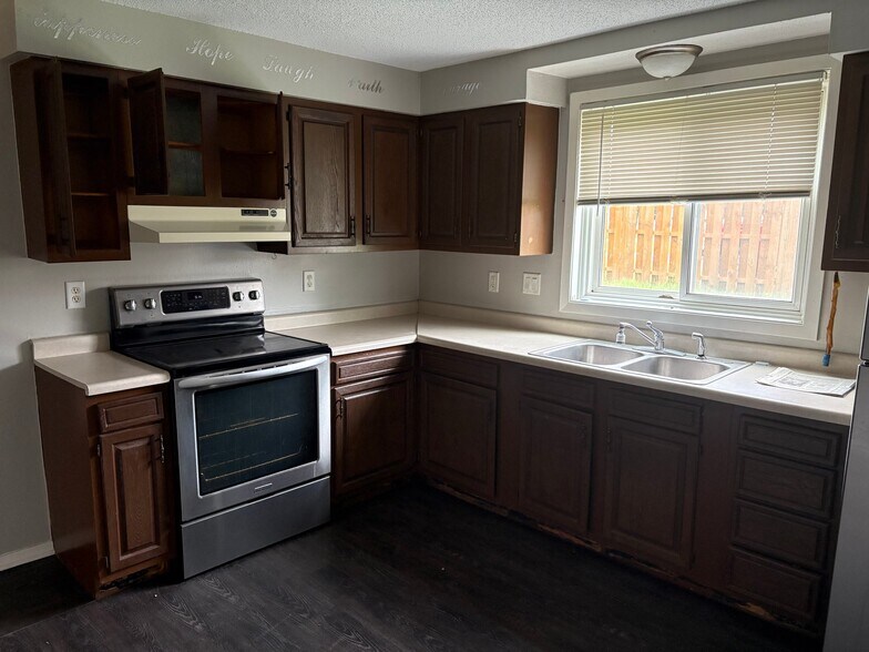 Building Photo - 302 Maple Ln