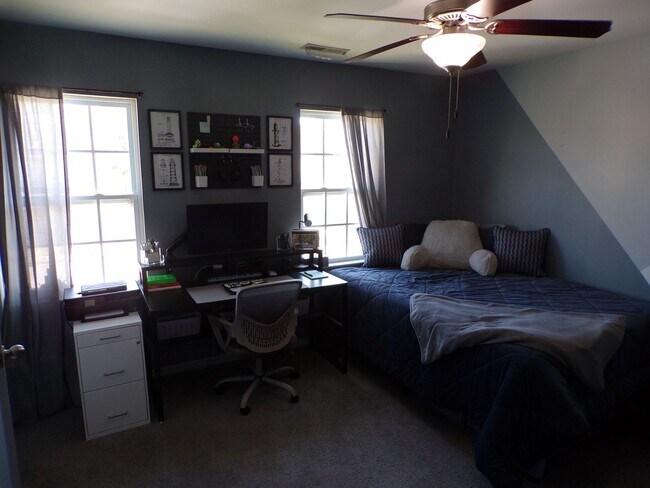 Building Photo - Two Bedroom Two and half Bathrooms Townhome!