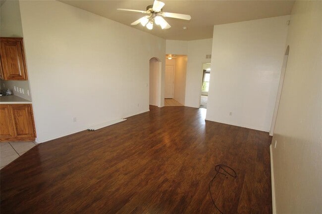 Building Photo - 2821 Edgemere Dr