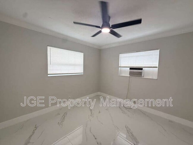 Building Photo - 3128 SW 12th Pl