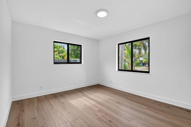 Building Photo - 143 SE 27th Way