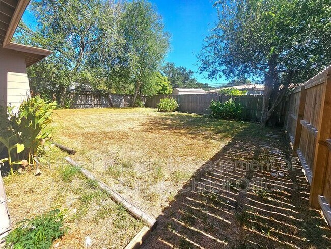 Building Photo - 425 Rita Dr