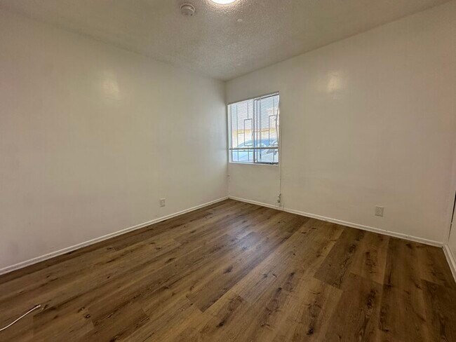 Building Photo - 2027 Ridgeley Dr