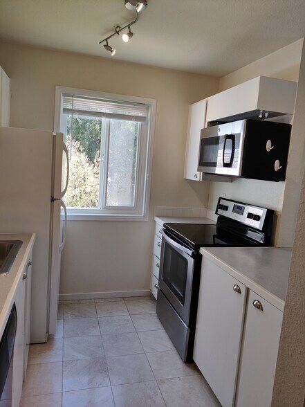 Building Photo - 12429 NE 130th Ct