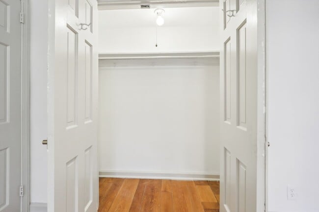 Building Photo - 2825 W Queen Ln