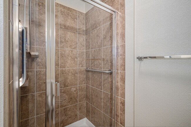 Building Photo - Spacious 3 bedroom in the heart of Castle ...