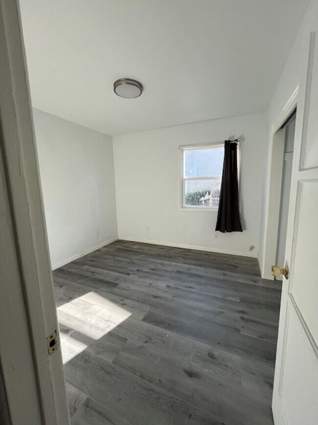 Building Photo - Iroquois Avenue