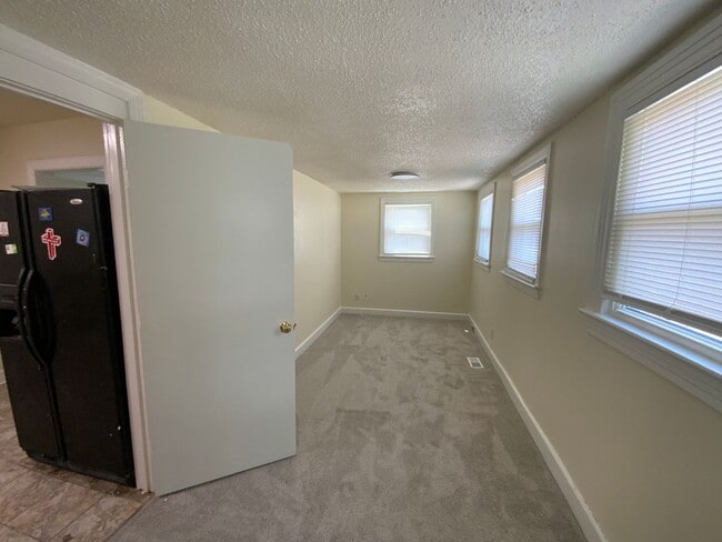 Building Photo - Charming 4 bd, 2 bth with 2 room Master Suite