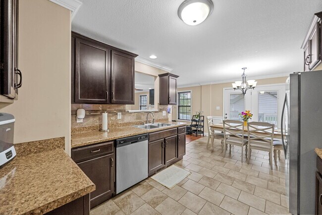 Building Photo - 667 Fox Hound Dr