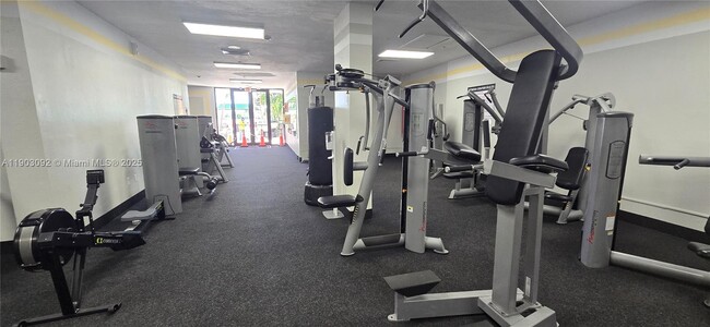 Building Photo - 400 Kings Point Dr