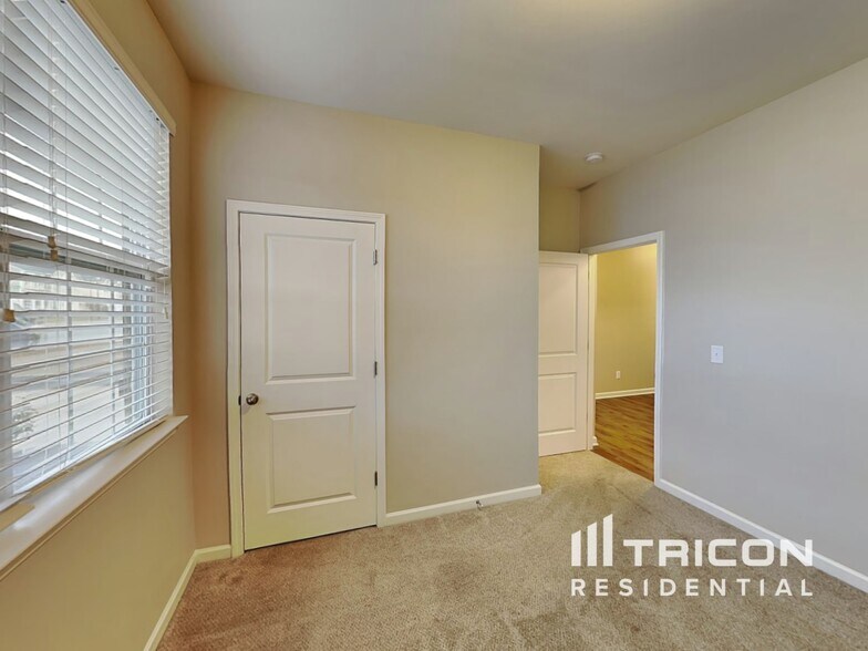 Building Photo - 652 Rose Mallow Dr