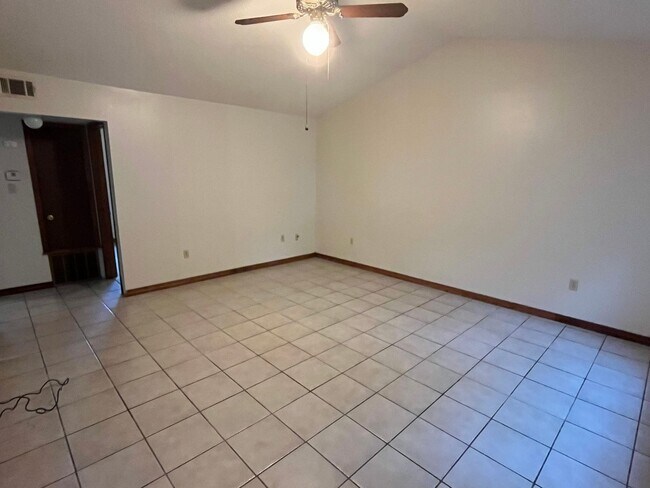 Building Photo - 404 Hunter Ridge Ln
