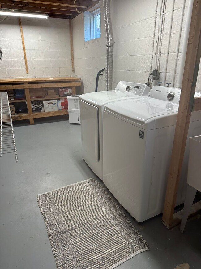 Building Photo - Charming 3 BR, 2.5 Ba house in a great location in town on a quiet cul de sac