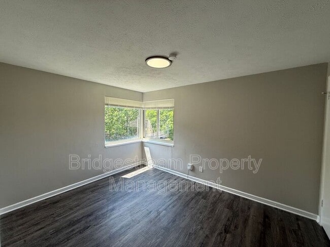 Building Photo - 1233 Lytle Ln