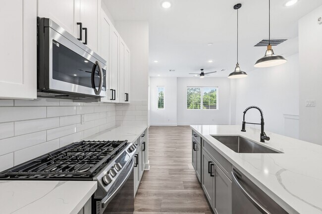 Building Photo - 1404 Mansfield St